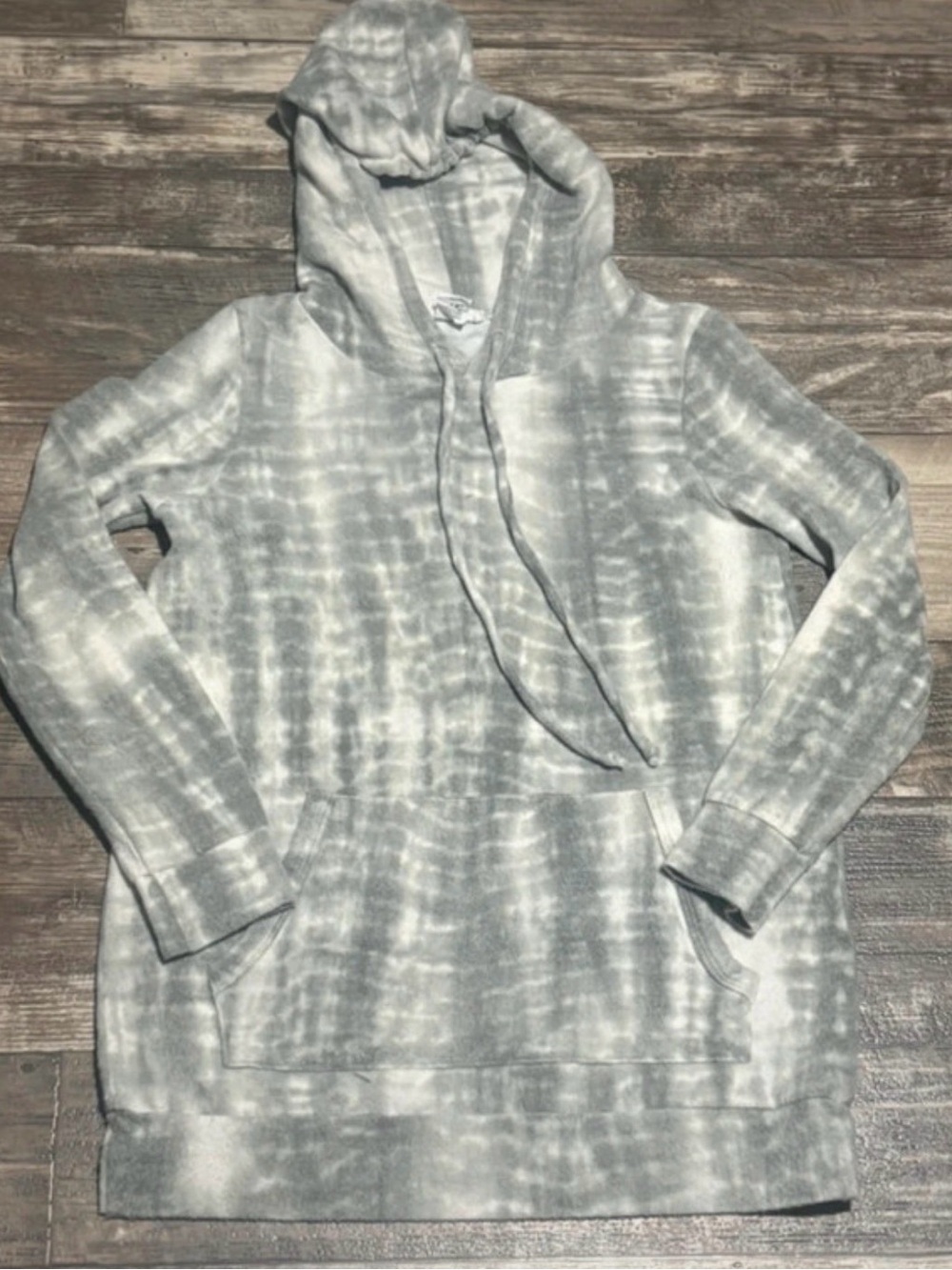 Cozy Gray Tie-Dye Hoodie with Kangaroo Pocket